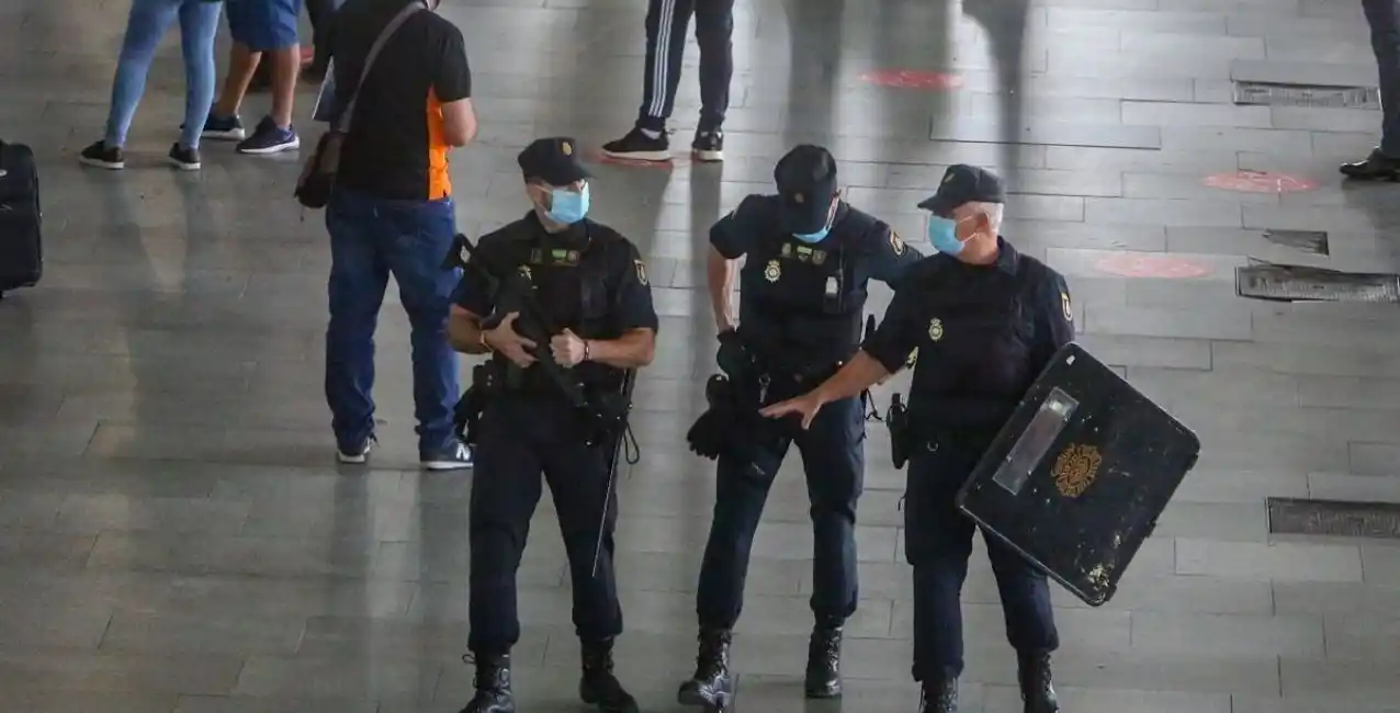 Policías matan a un hombre armado con un cuchillo en un aeropuerto