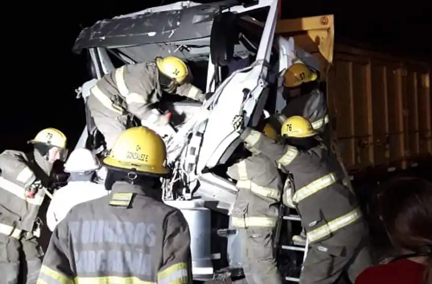 Choque de camiones en Carcarañá deja a una persona herida