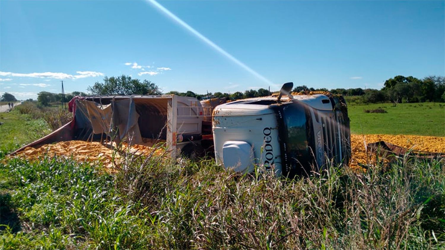 Camión chocó una camioneta, despistó, impactó contra un guardarrail y volcó