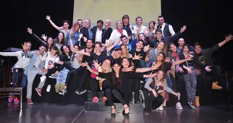 La Escuela de Valeria Lynch presenta “Historias de Navidad”