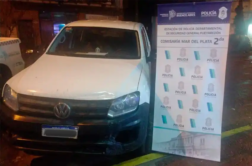 En contramano, chocó a tres vehículos: tenía un arma de guerra