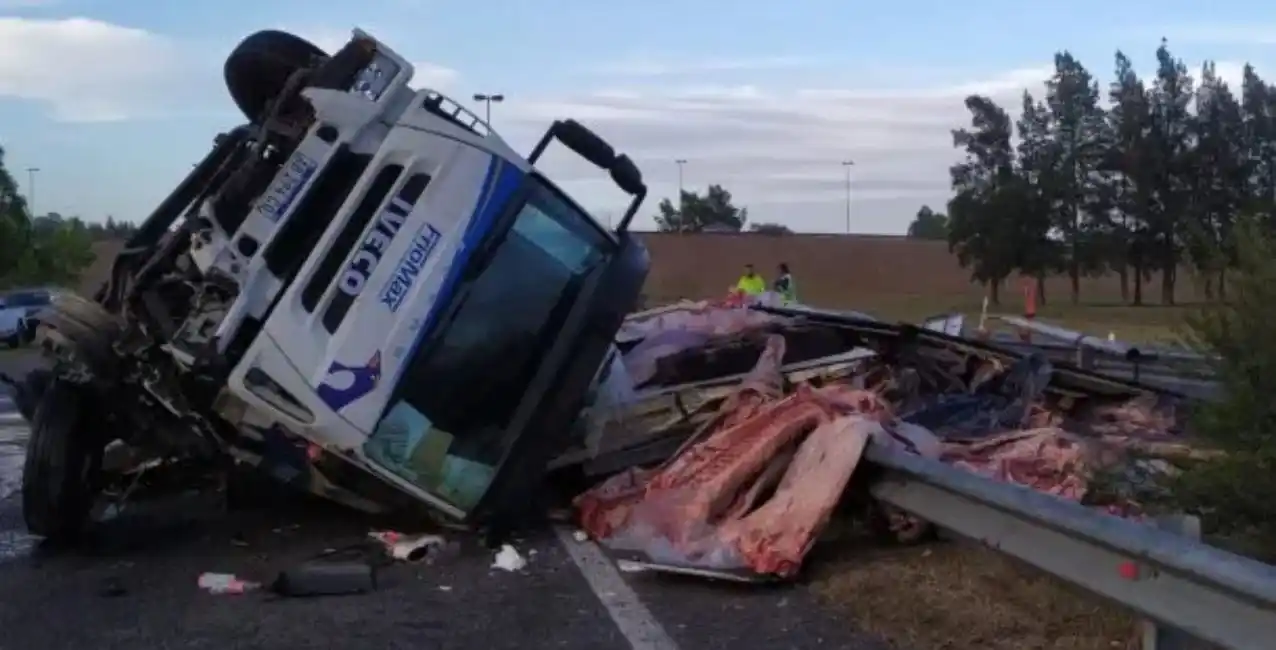 Un camión que transportaba carne volcó en la autopista Ezieza – Cañuelas