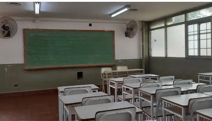 El establecimiento se prepara para recibir a los alumnos.