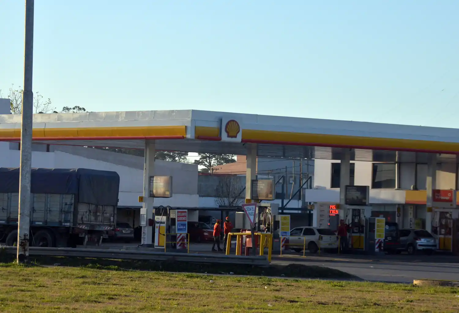 Volvieron a generarse extensas filas para cargar combustible.