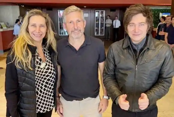 El detalle de la visita presidencial: el abrigo en pleno calor