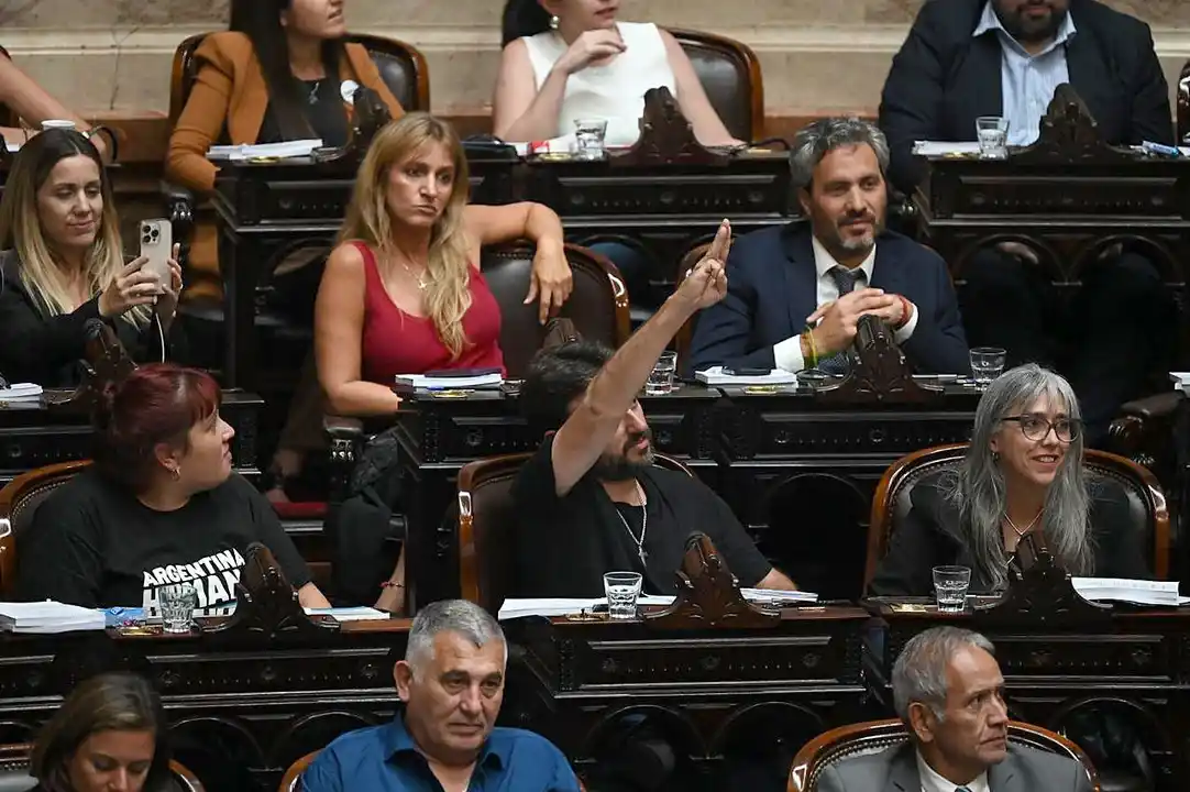 Grabois marcó la sesión por la reforma laboral: gesto del "3%" a Karina Milei y silbidos de "alta coimera"