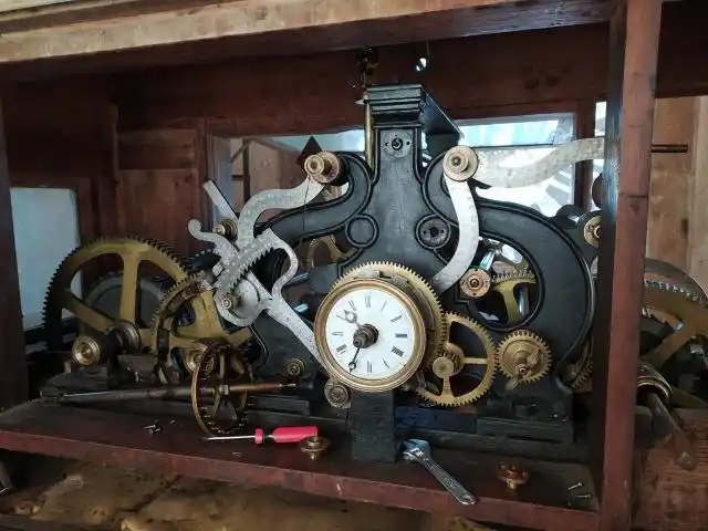 Está en reparación el reloj público de la Parroquia San Antonio