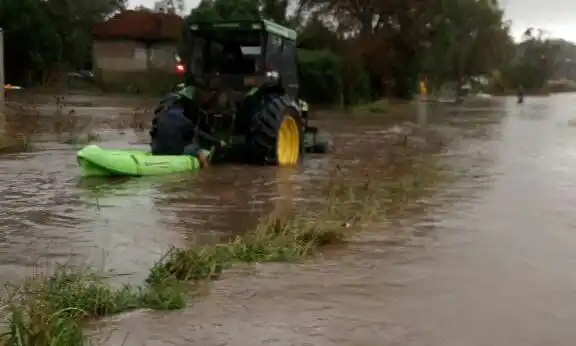 En Playa Serena evacuaban a las familias con un tractor