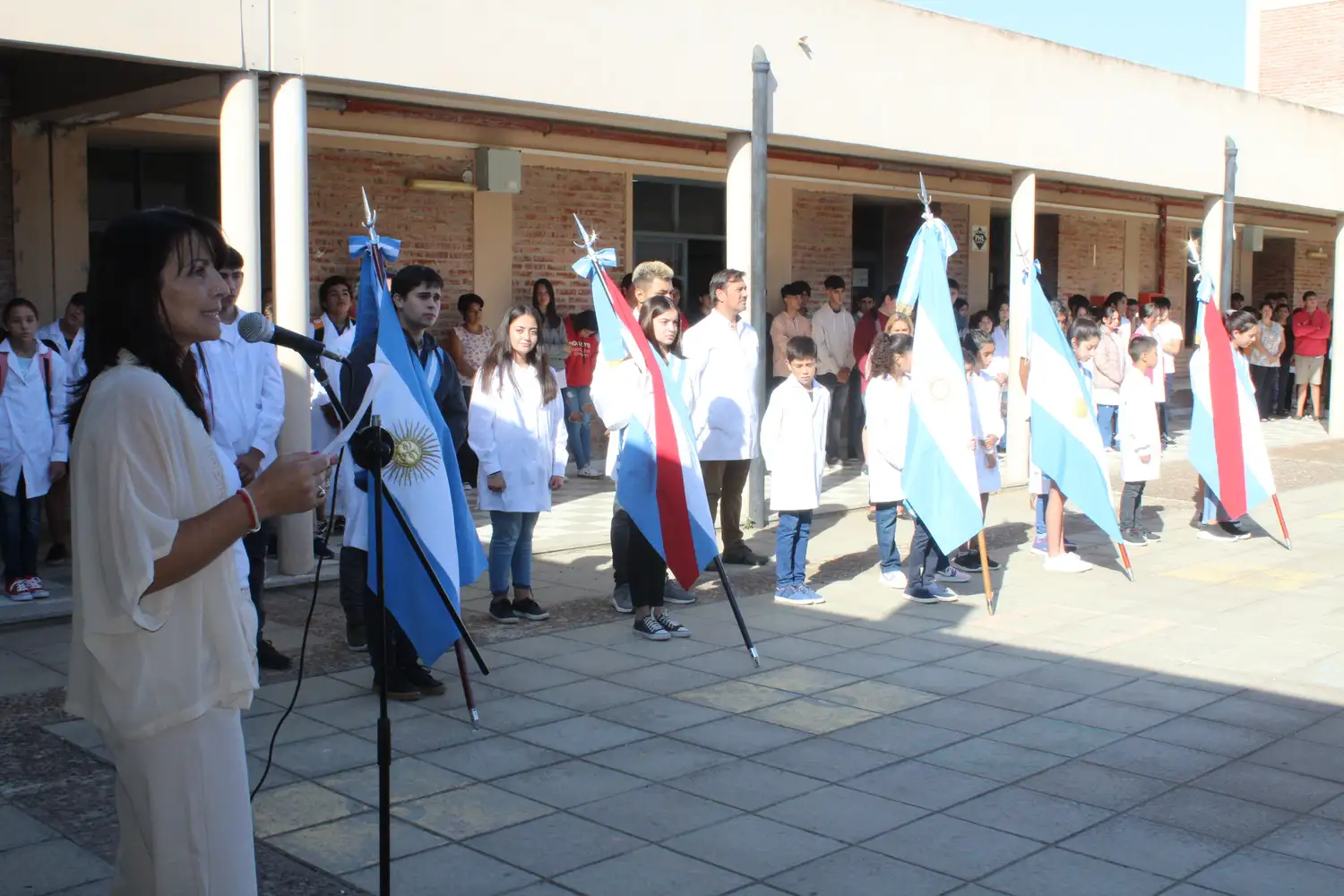 La directora departamental de escuelas, Liliana Monti realizó el acto de apertura.