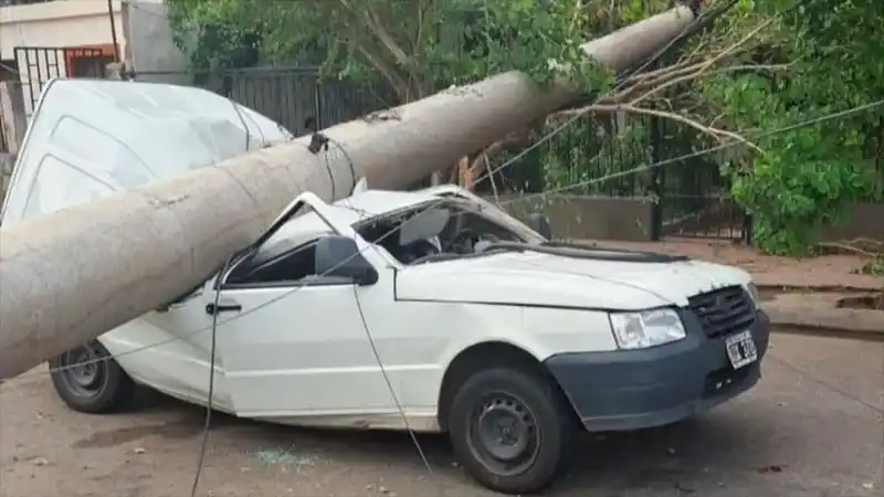 Columna aplastó vehículo en el que iba una pareja y se salvaron: “es un milagro"