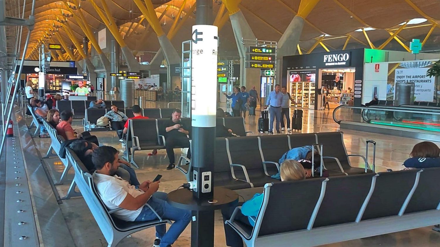 Instalan 67 nuevos tótems de recarga de dispositivos electrónicos en el aeropuerto de Madrid-Barajas