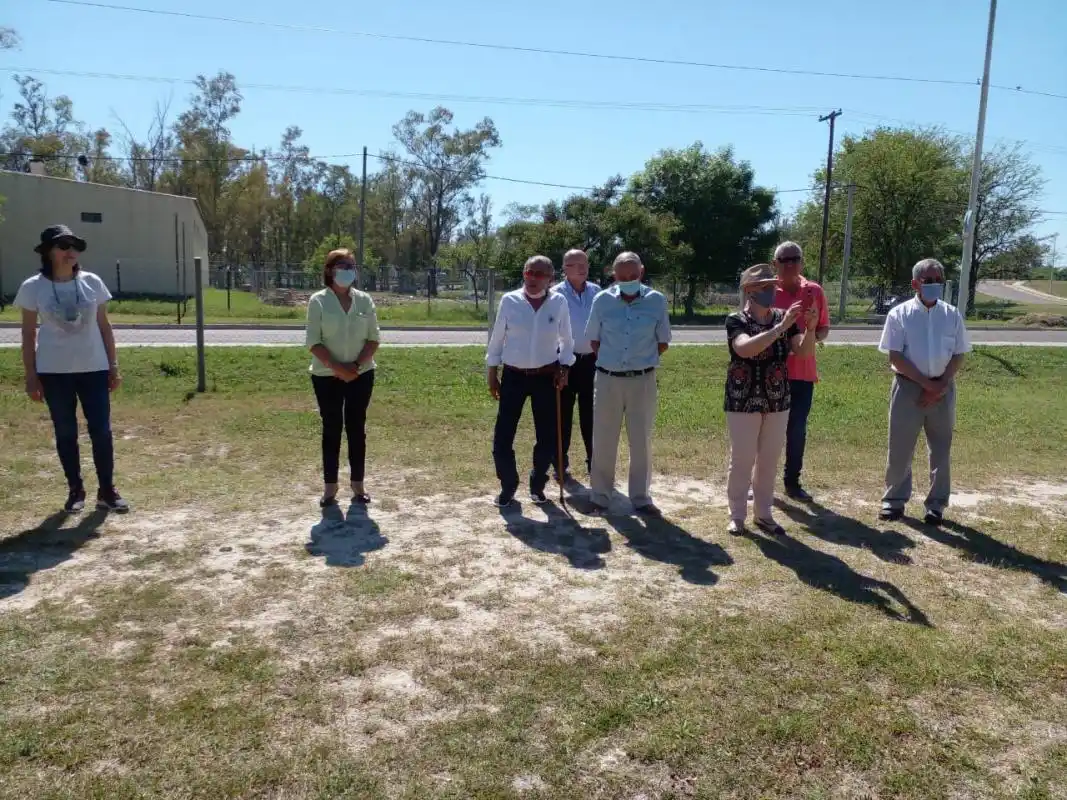 Plantaron de árboles en el Centro de Jubilados y Pensionados Provinciales