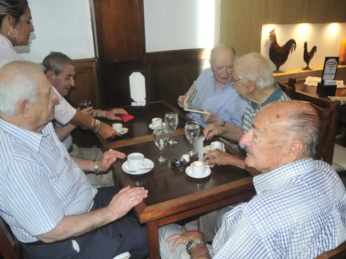 Café cortado: la crisis redujo el consumo a la mitad en los bares