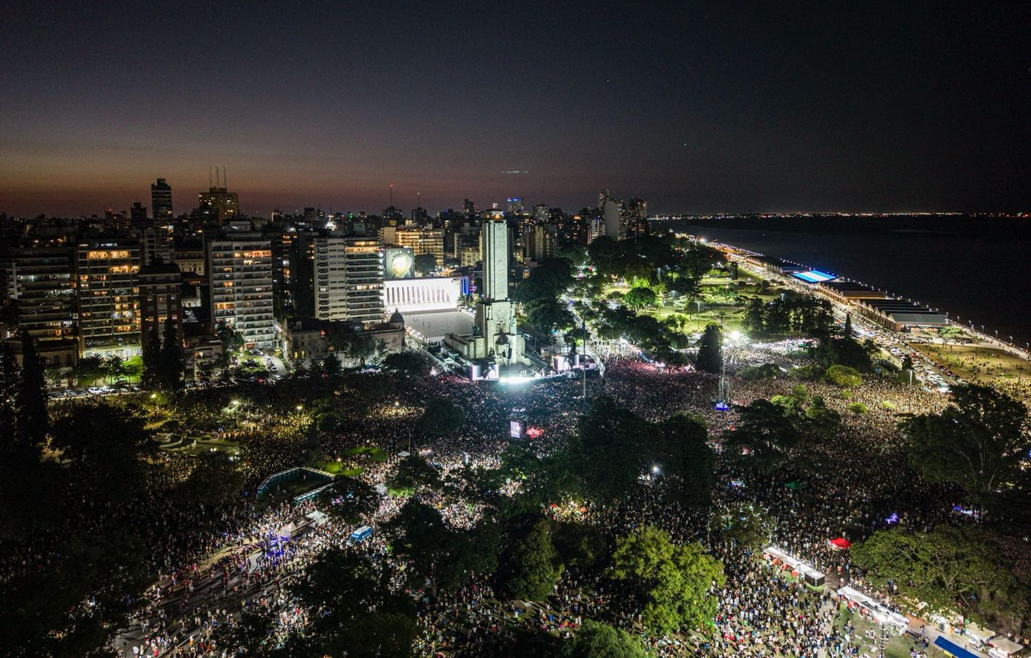 Rosario siempre estuvo cerca: más de 300 mil personas abrazaron a Fito en un reencuentro histórico con su ciudad