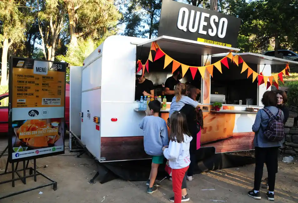El Clúster Quesero presentó su foodtruck de comidas en el Patio de Sabores