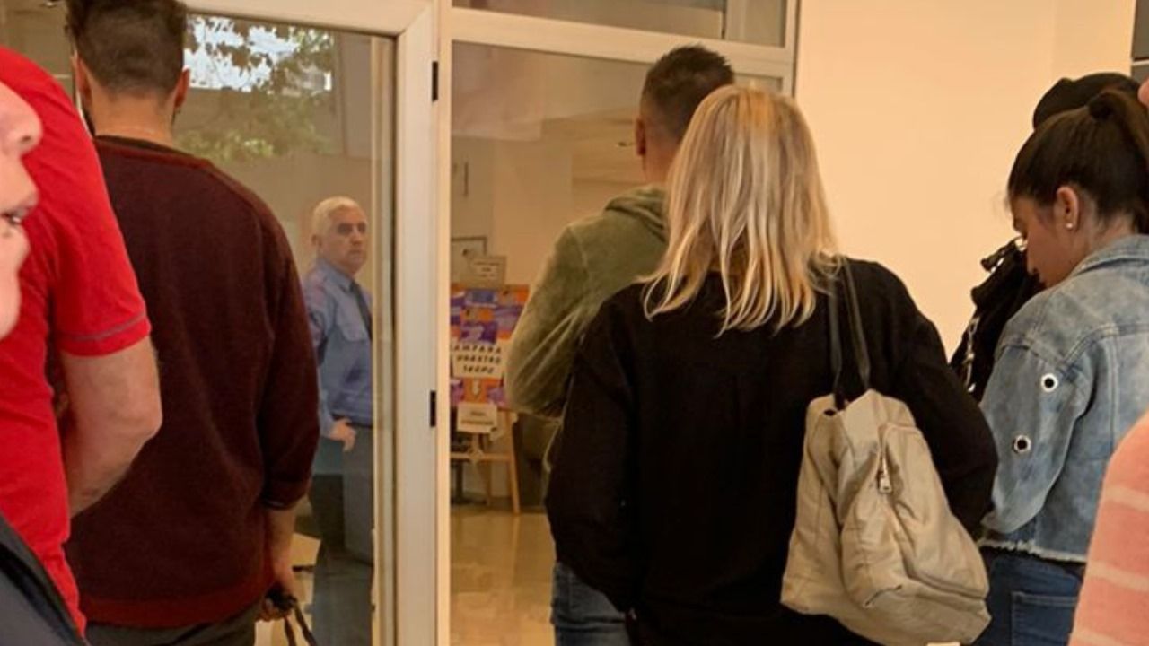 Kevin P. (buzo verde) fue fotografiado en a fila para ingresar al banco.