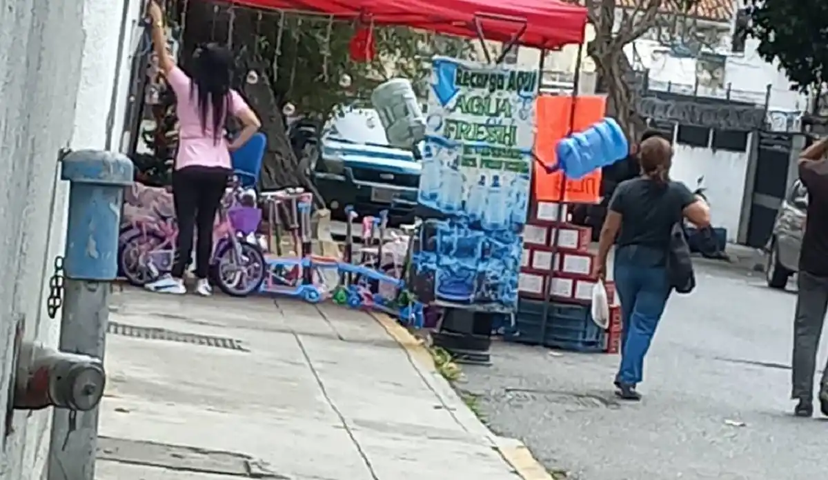 Y así buhoneros venden agua y fuegos artificiales en San Bernardino