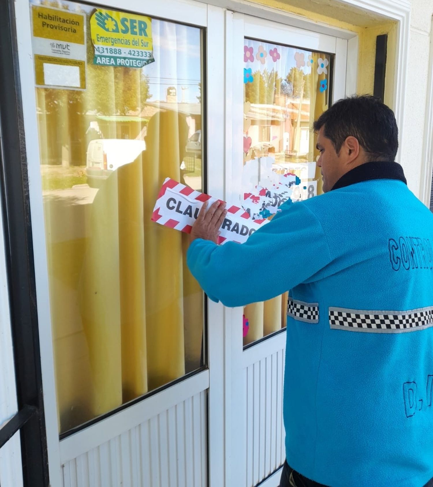 El momento en que el inspector municipal procede a la clausura del jardín.