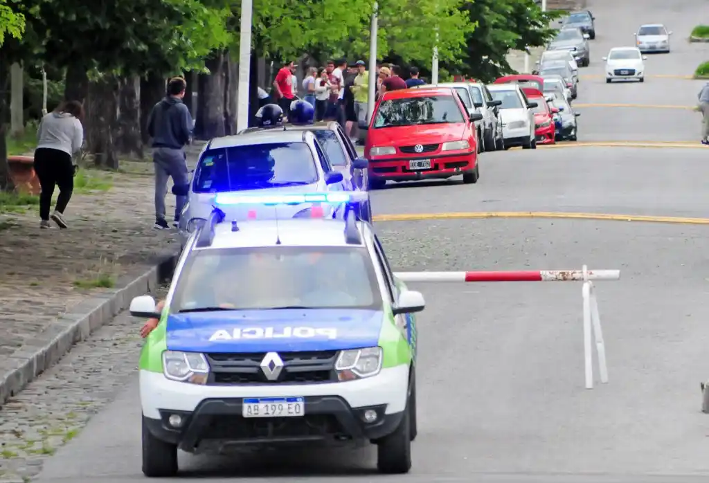 Mientras infraccionaban una reunión de 25 personas, en el Dique se congregó una multitud