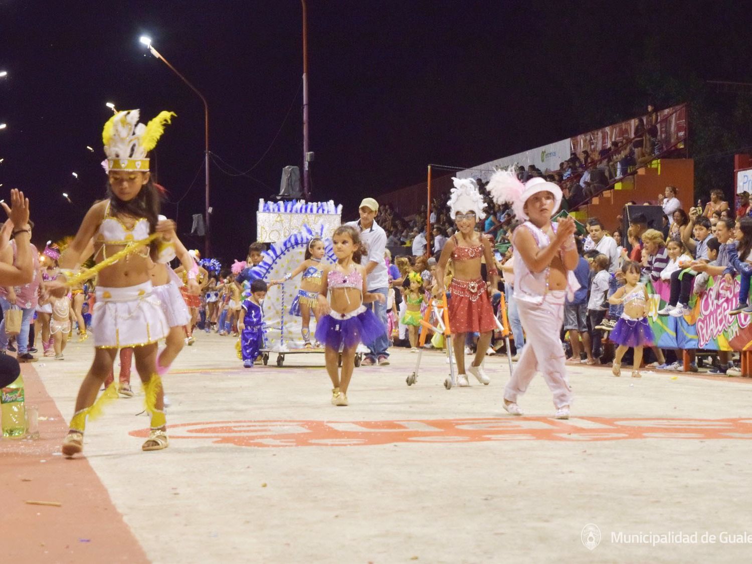 Toda la ilusión y frescura de los jóvenes en el corso infantil.