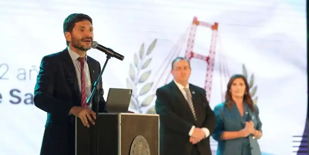 Pullaro dialogó con la prensa tras el izamiento de la nueva bandera de Santa Fe en el Parque del Sur. Foto: Gentileza