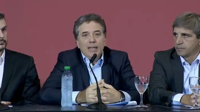 Dujovne: «Tenemos que ponernos menos nerviosos cuando se mueve el tipo de cambio»