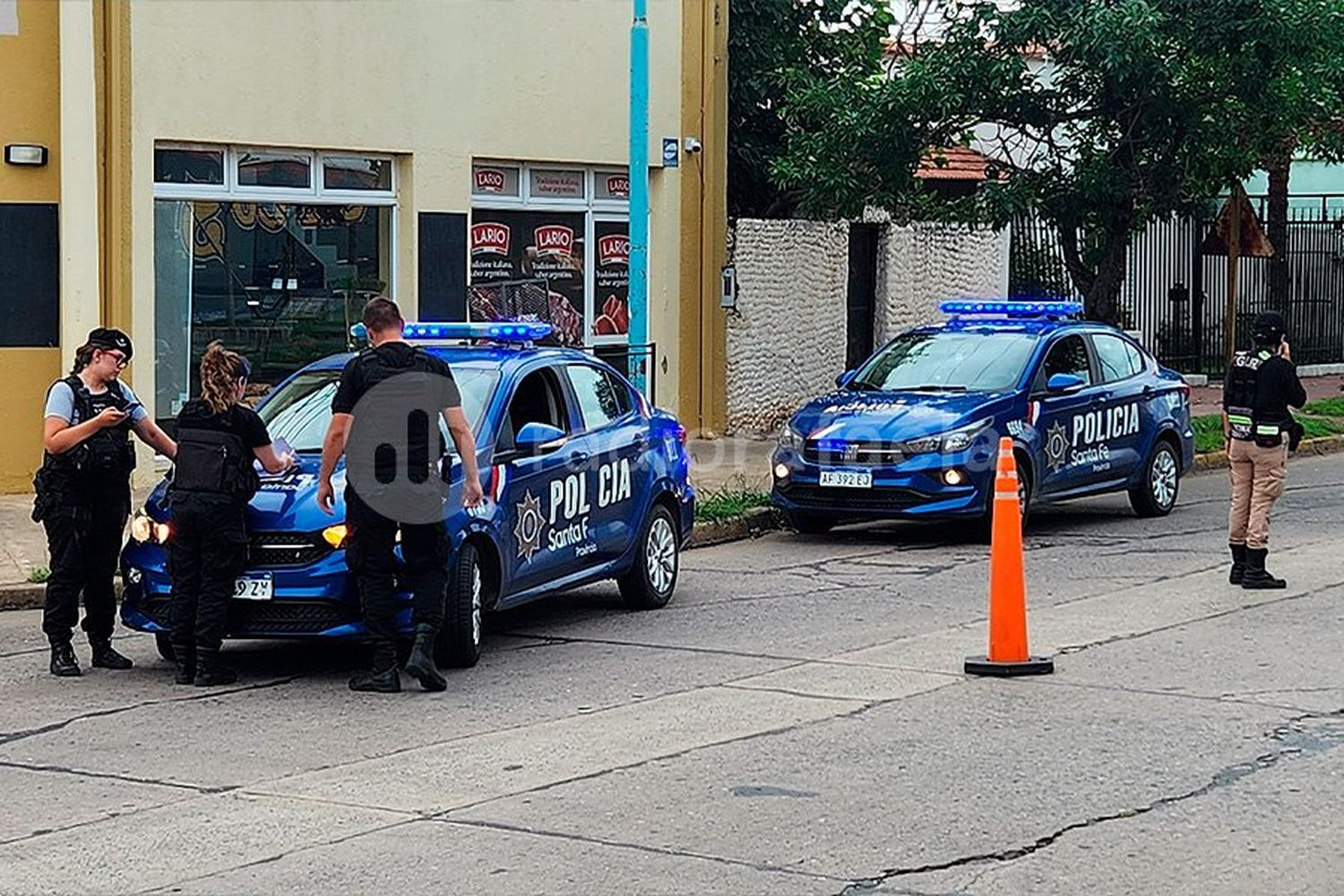 En moto sin luz ni patente: la policía retuvo a un mayor y un menor tras una persecución