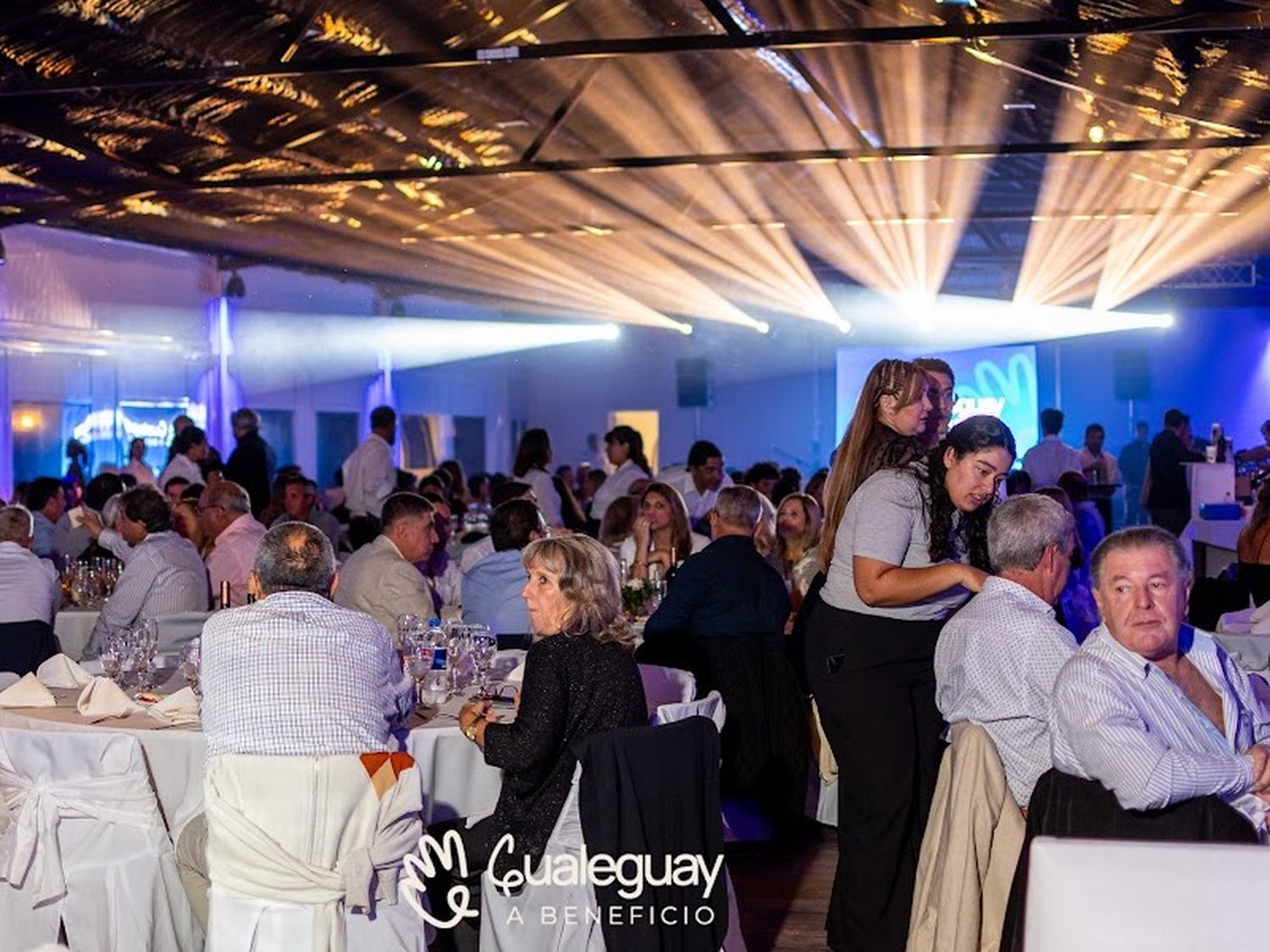 Cena contó con la participación de unas 200 personas.
