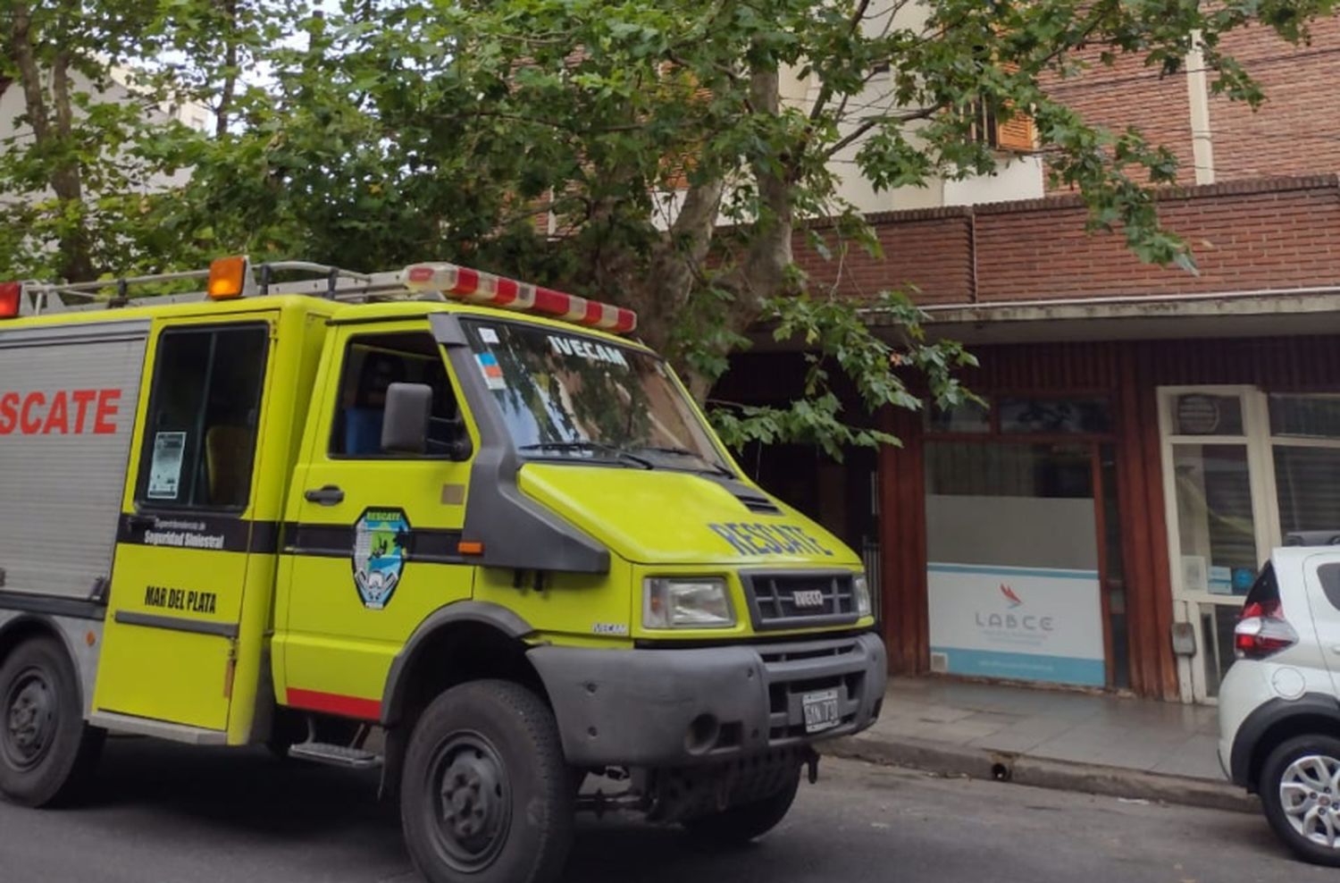 Investigan la muerte de un hombre que cayó de un tercer piso