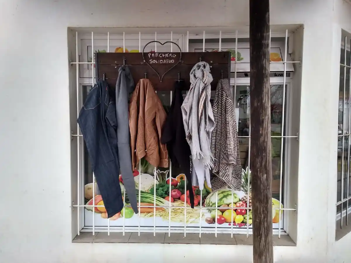 Una verdulería instaló un “perchero solidario” en barrio Sarmiento 