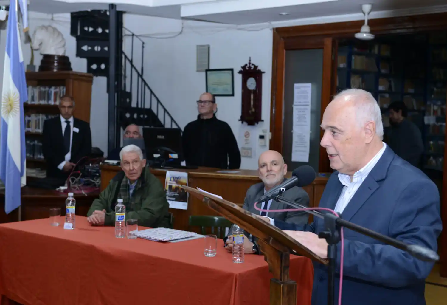 “El mensaje de hoy es que la biblioteca sigue viva", aseguró Pugliese.