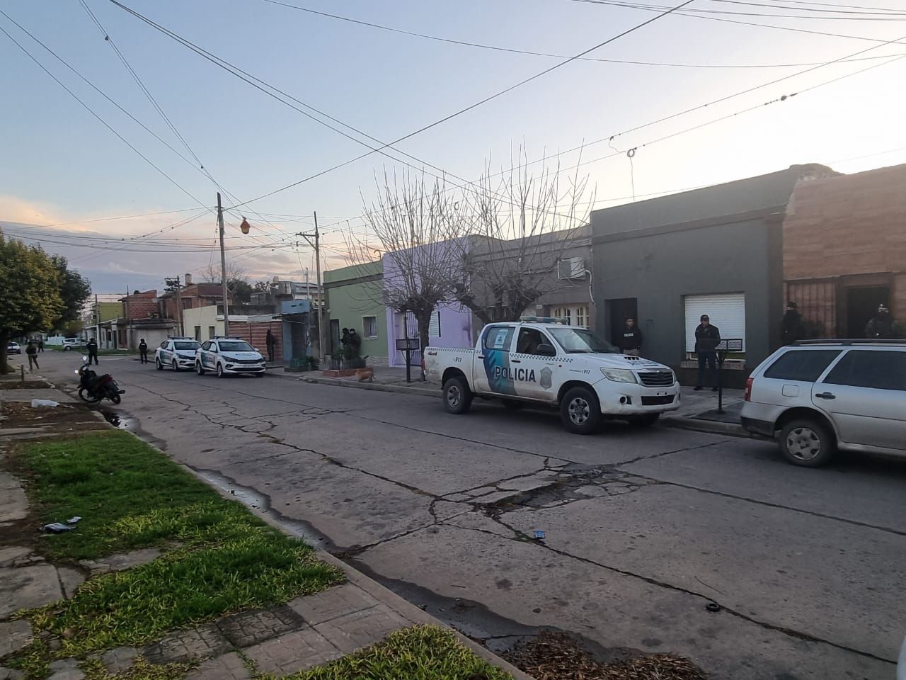 En Ansaloni, entre Ayacucho y Saavedera, había al menos dos allanamientos.