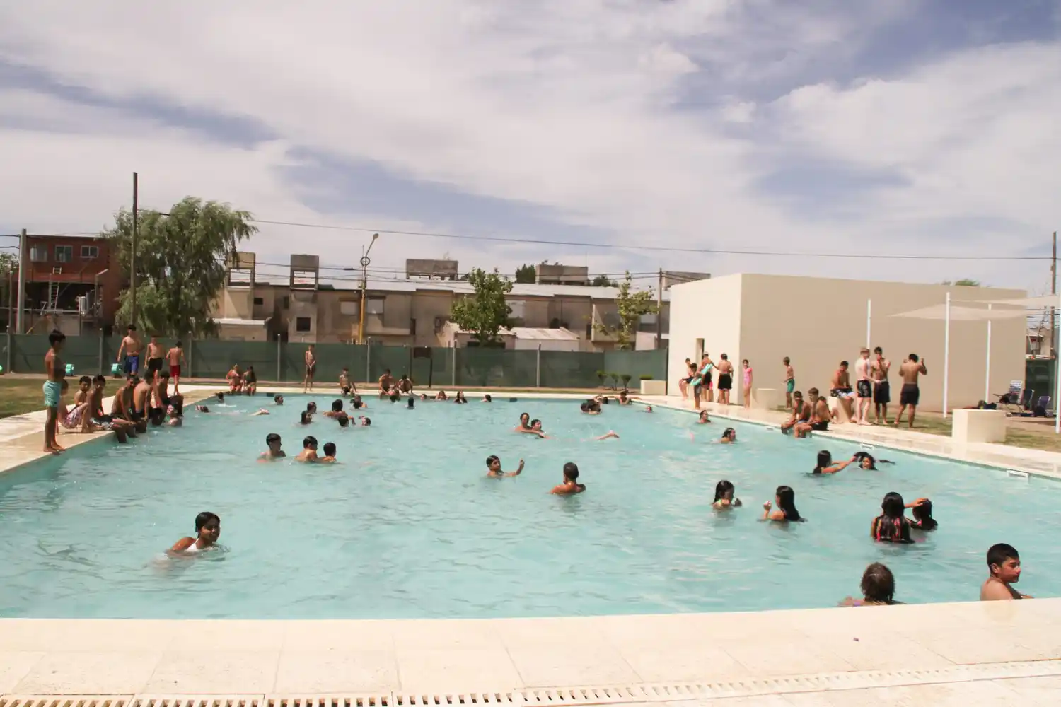 La pileta municipal abre sus puertas al público con gran convocatoria