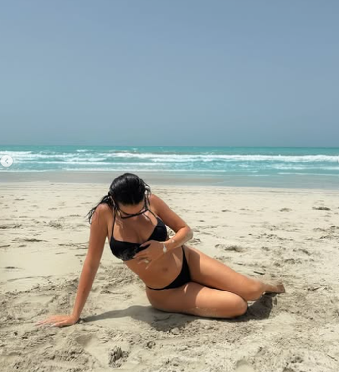 Con un bikini clásico y accesorios sofisticados, Georgina reafirma su dominio en la moda y la imagen pública/ IG: @georginagio