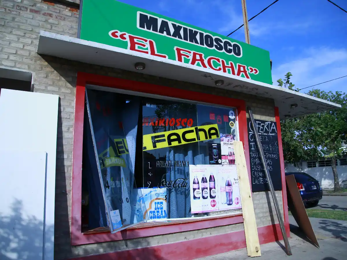Destruyen vidriera de kiosco y roban mercadería