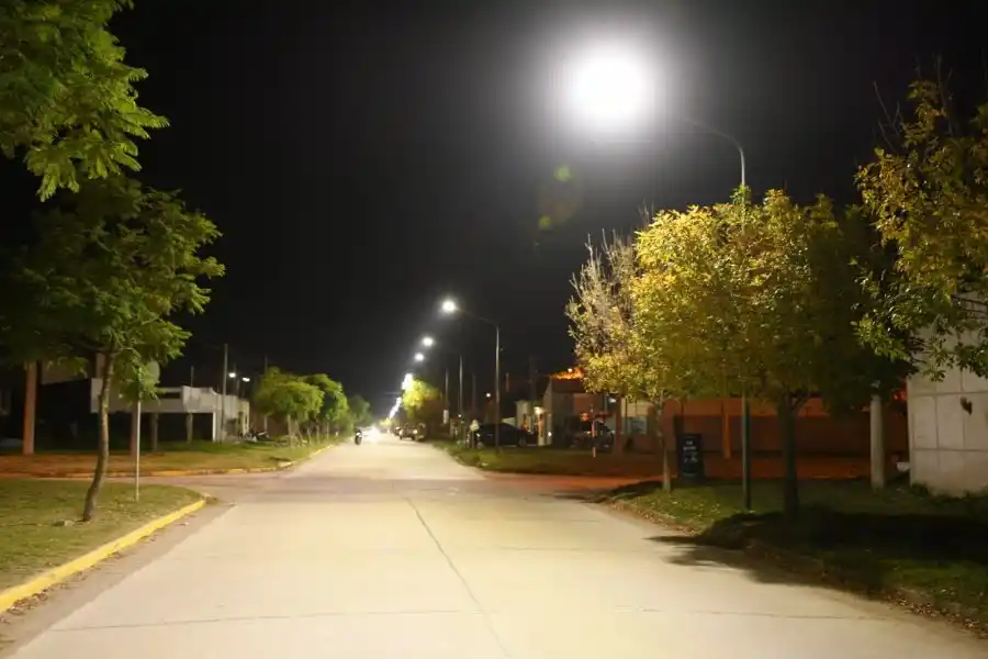 Más iluminación para barrio Mora