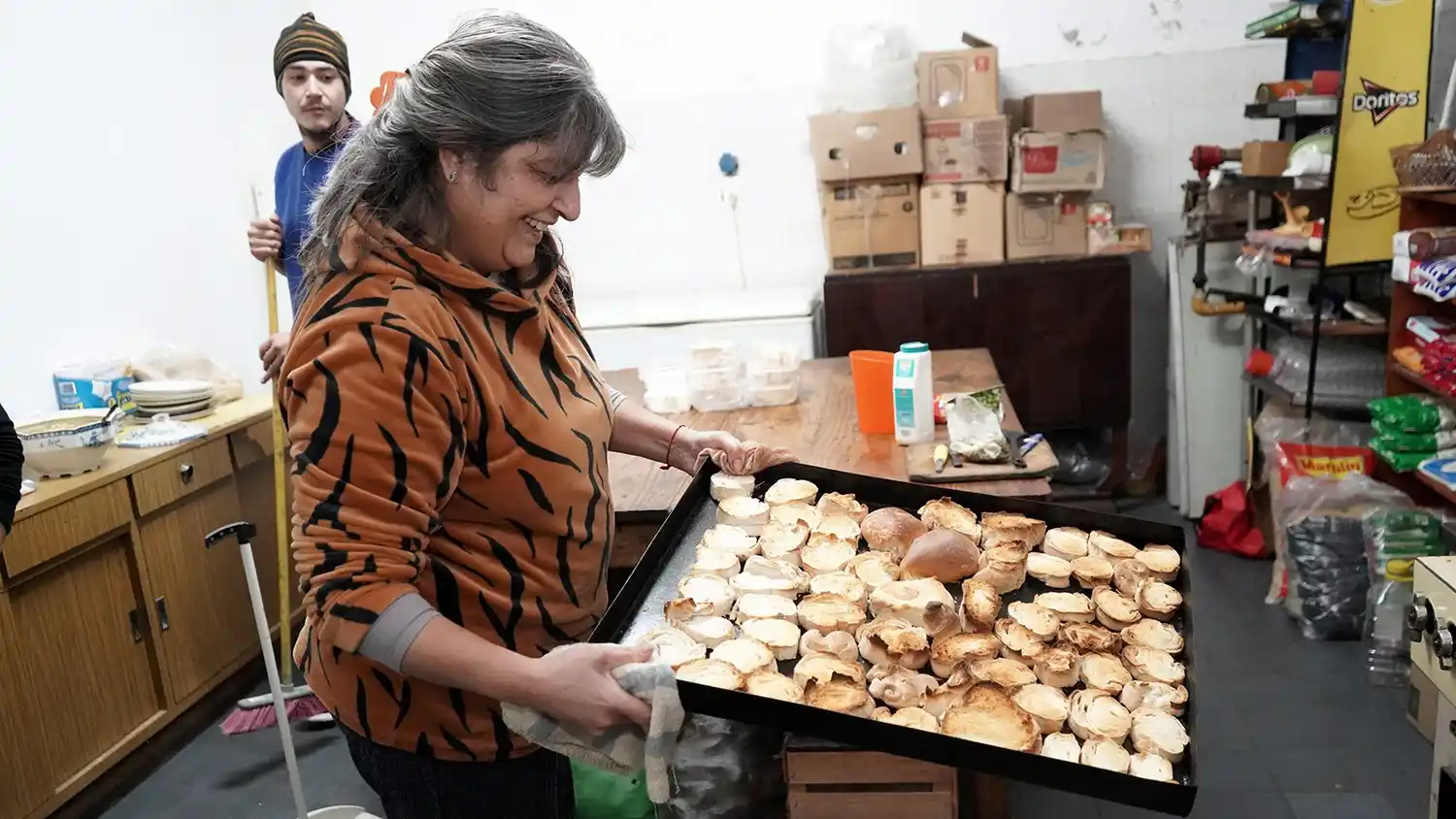 Alimento. Una colaboradora con panes recién horneados