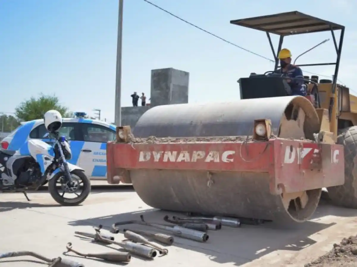 Arroyito destruye caños de escapes libres de motos secuestradas