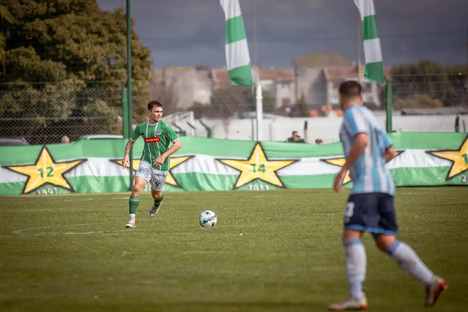 Tomas Loscalso con el balón.