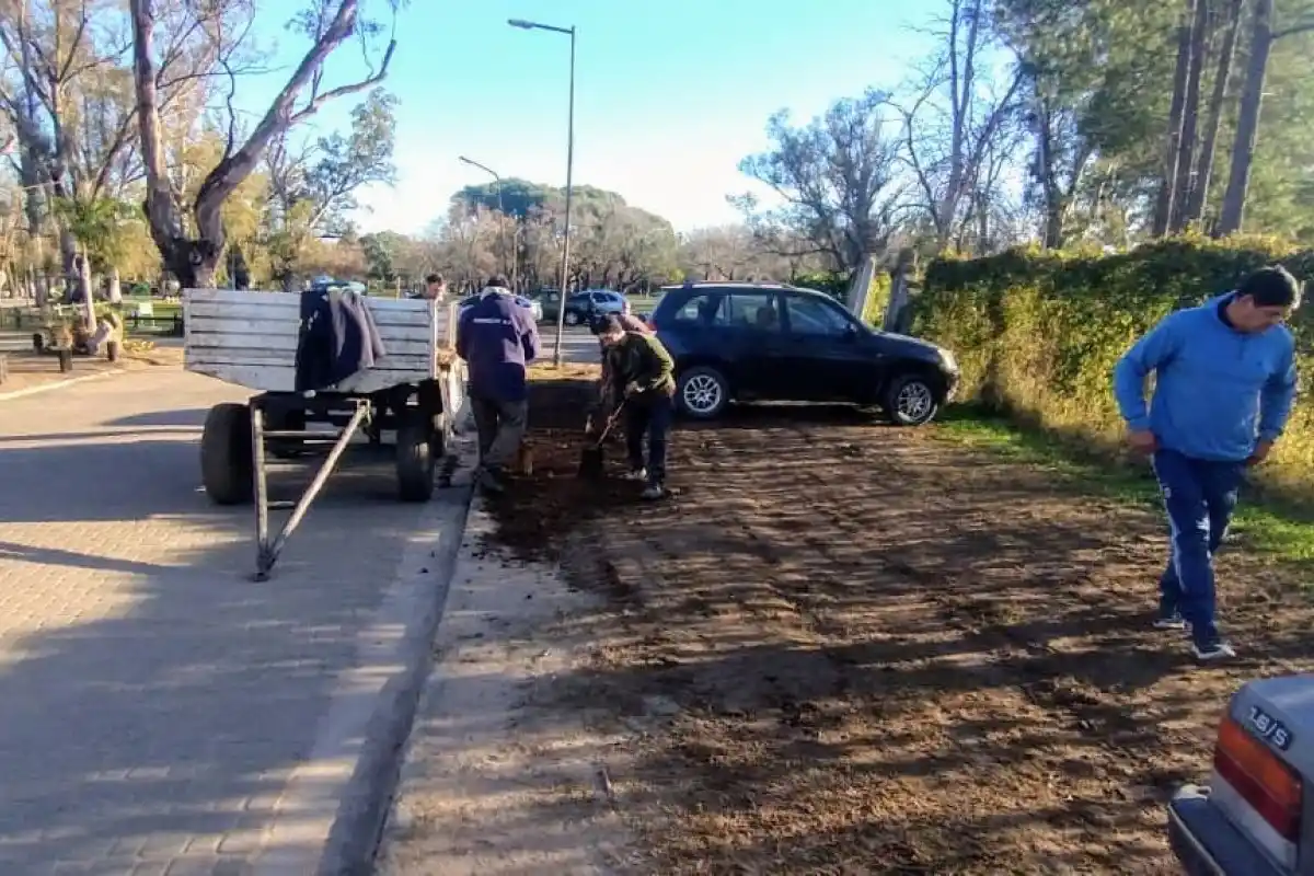 Realizan trabajos de mantenimiento en el ingreso al Camino de la Costa