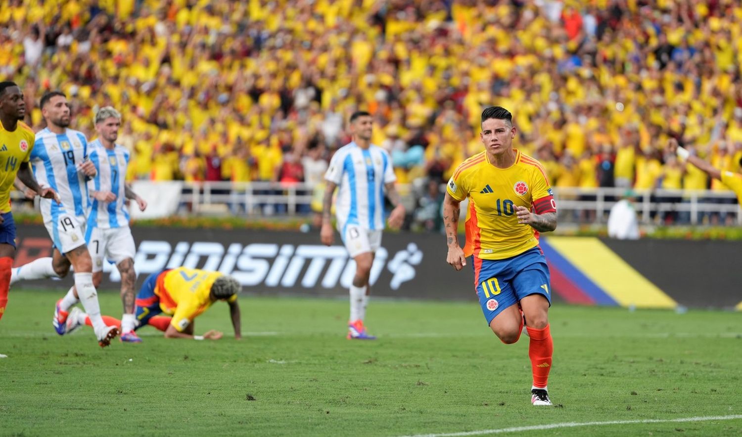 James Rodriguez tras marcar el 2 a 1 de penal.