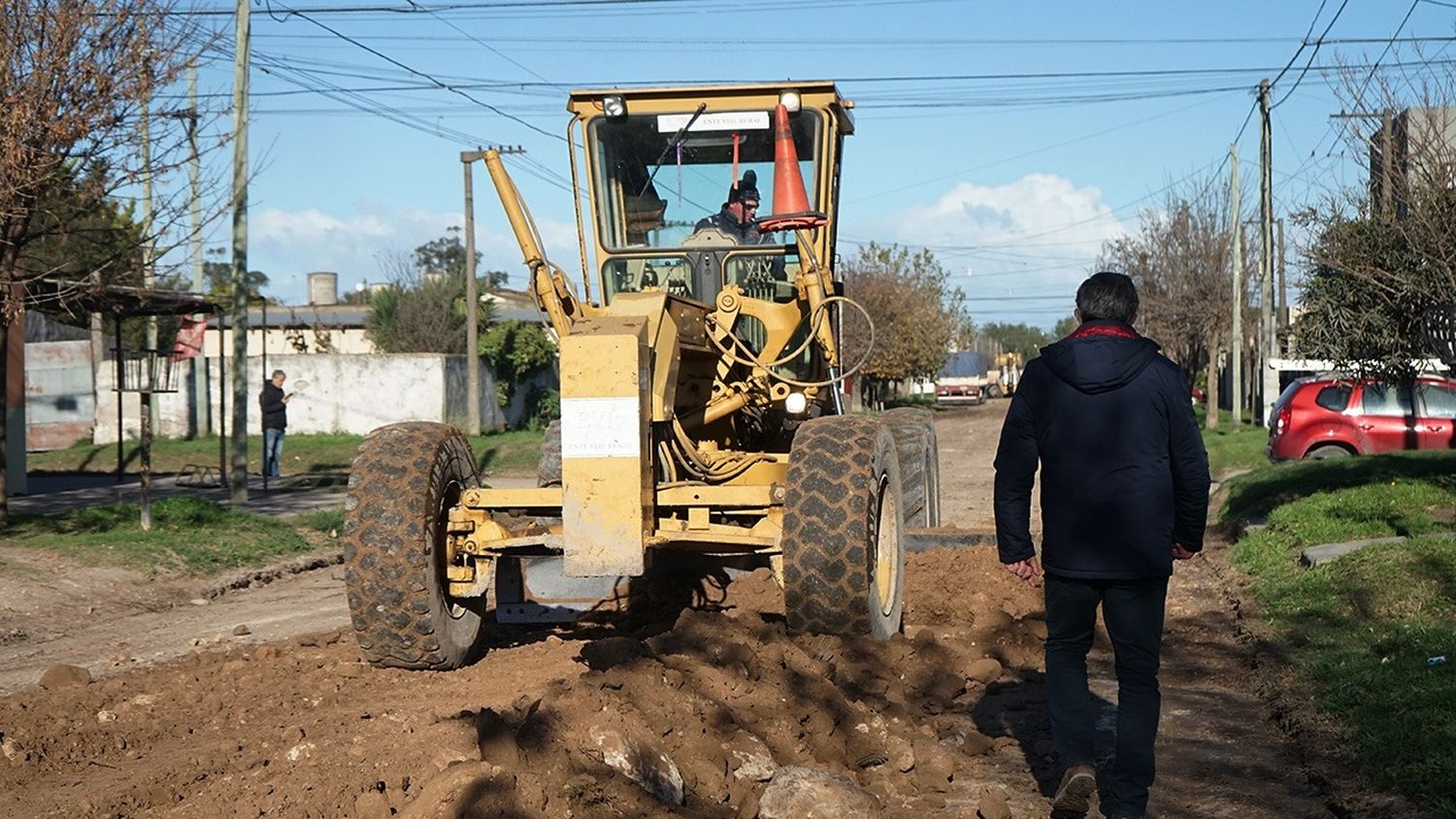 Las maquinarias del EMSUR realizan los trabajos en las calles de tierra