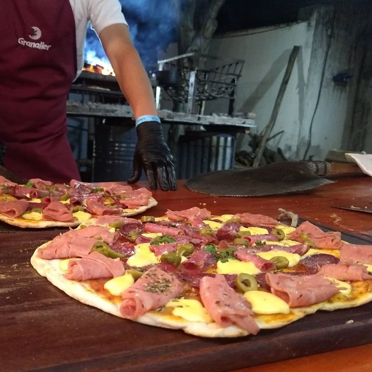 Las pizzas a la parrilla son una excusa para ayudar