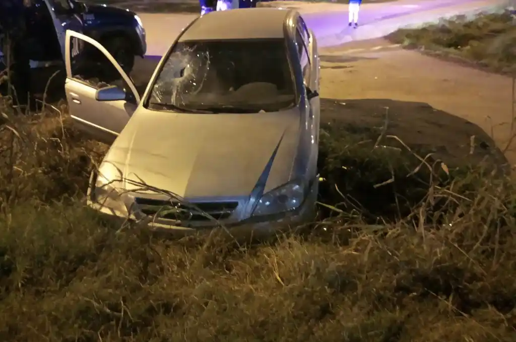 Así quedó el Chevrolet Astra donde viajaba la víctima junto a unos amigos.