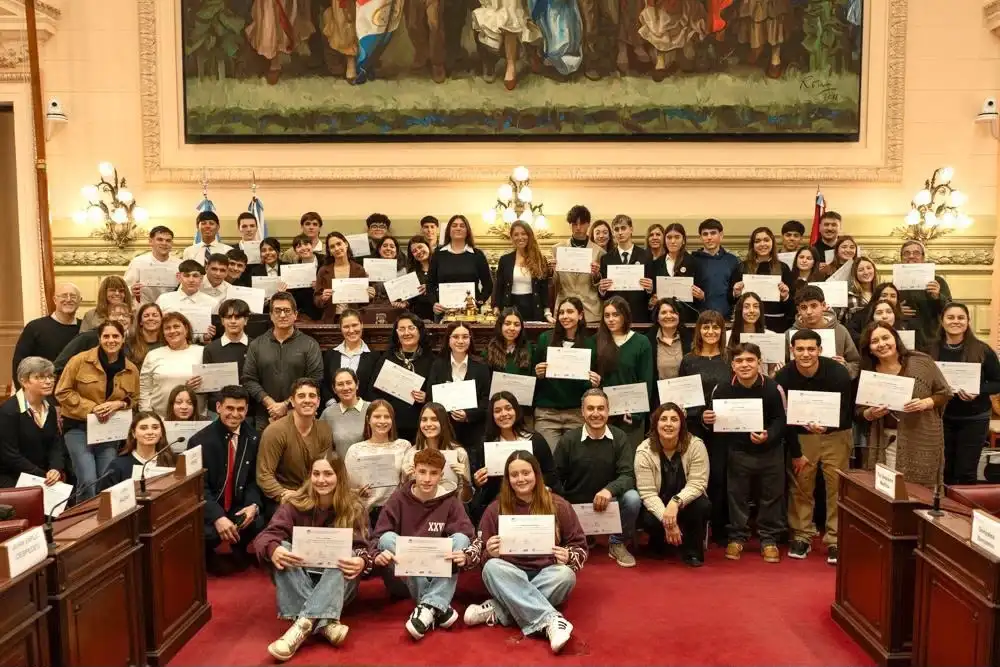 La diputado junto a los alumnos que formaron parte del programa.