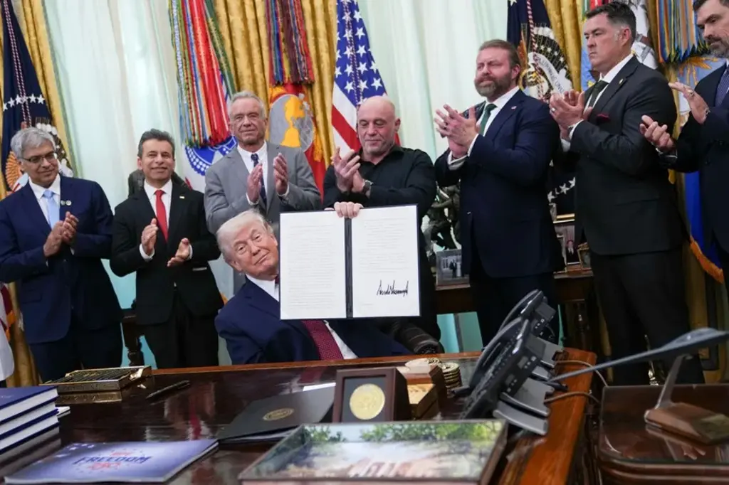 El presidente de Estados Unidos, Donald Trump durante la firma un decreto ejecutivo. EFE
