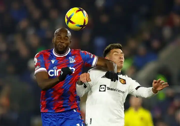 Duro golpe y susto para Lisandro Martínez