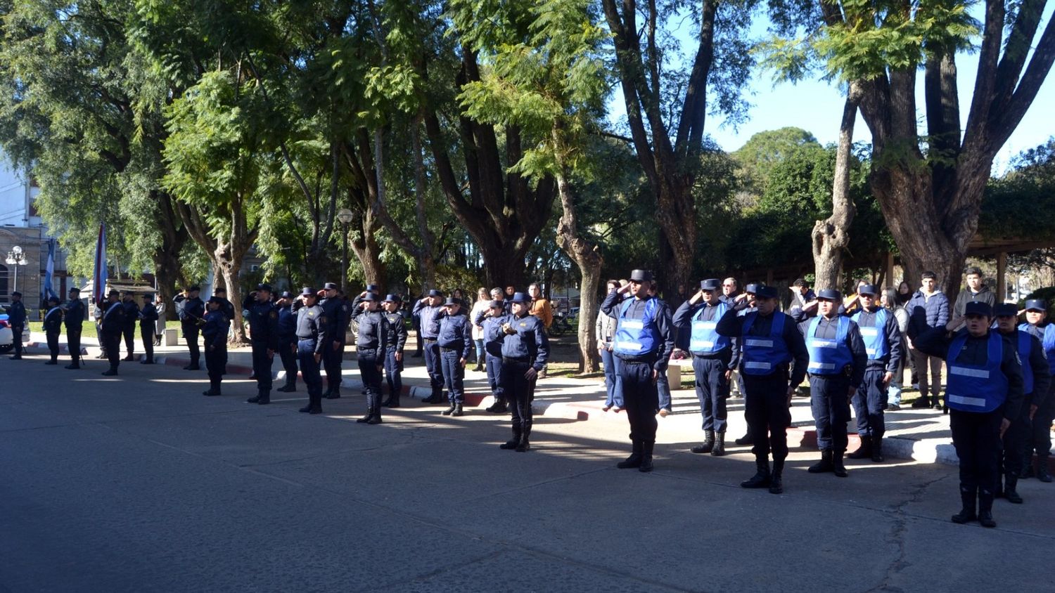 El jueves 26 de junio, frente a la Jefatura Departamental de Policía, se realizó un acto cargado de emoción y significado institucional: la inauguración del flamante edificio de la Comisaría de Minoridad y Violencia Familiar, en Primero de Mayo 111, un espacio clave en la atención y protección de víctimas, y el reconocimiento a nueve funcionarios policiales que culminaron más de tres décadas de servicio.