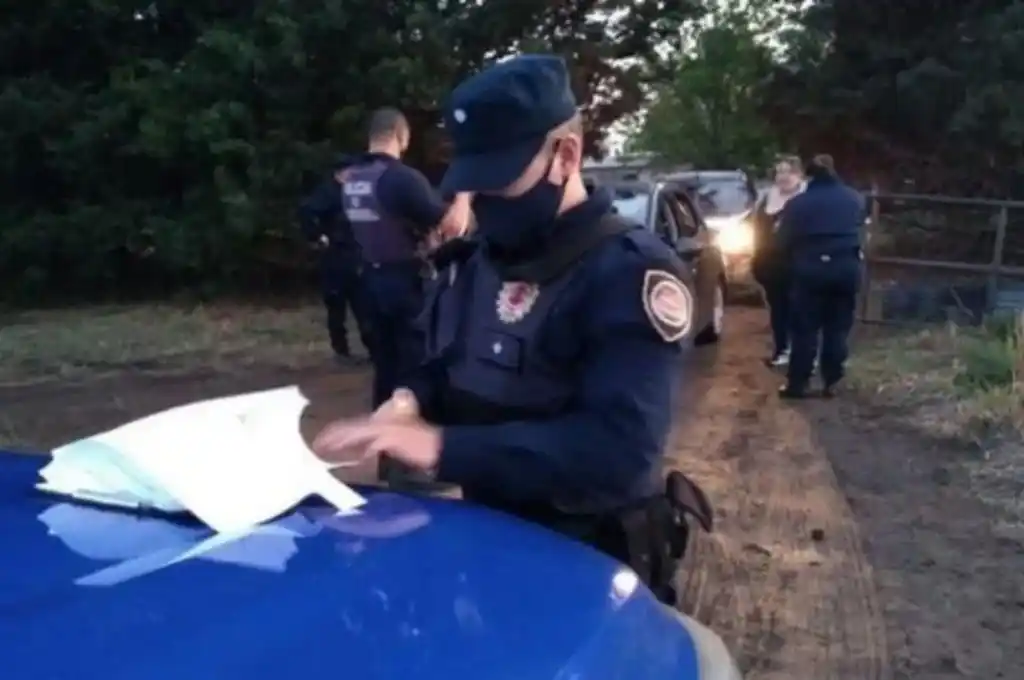 Fiesta clandestina: intentó prender fuego la casa del vecino que lo denunció
