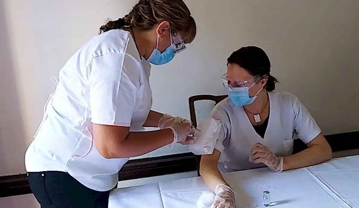 Desde la región sanitaria XI aseguran que "el ritmo de vacunación ya no se detiene en la Provincia"